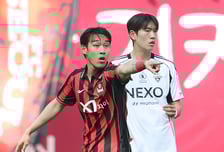 [포토] 위치 알려주는 송민규