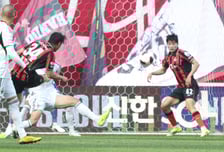 [포토] 송민규 '조금만 더 휘어다오'