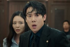 '신이랑 법률사무소' 유연석-이솜, 첫 공조부터 위기...물벼락 맞았다 [종합]