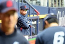 [포토]'키움전 쓸고 가자!' 롯데 김태형 감독