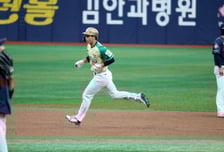 [포토] 안경에이스 상대로 '1회말 선두타자 홈런' 이주형