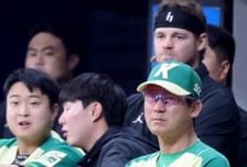 [포토] '안우진 등판 지켜보는'  설종진 키움 감독