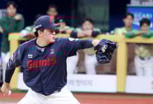 [포토] 7회말 무실점 책임진 김원중