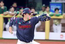 [포토] 7회말 무실점 책임진 김원중