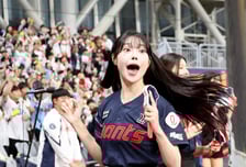 [포토] '8회초 뭔가 터질것 같다!' 롯치 이조은