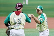 [포토] '2점 지켰다!' 김재웅과 김건희