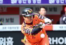 '무사 1, 2루' 노시환 희생번트-양의지 3구삼진, 선택과 결과는 달랐다