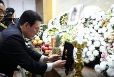 김민석 총리, 완도 화재 순직 소방관 조문…옥조근정훈장 직접 추서