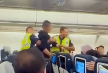 승무원 엉덩이 만져놓고 "이게 성추행?"...버티다 쫓겨난 남성[영상]