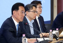 AI에 뺏긴 일자리?...노동부 "AX 발생 수익, 공동체 분배 검토"