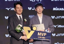 [포토] 한선수 'MVP 탐났다'