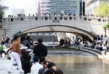 "갑자기 초여름 날씨" 30도 육박 '땀 뻘뻘'...급하게 반팔 꺼냈다