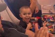 "네가 자랑스러워"…'암 완치' 2살 승객 위한 기내방송 '뭉클'[영상]