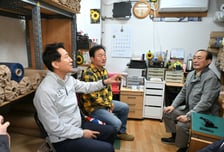 방산시장 찾은 오세훈 "소상공인 위기 지원"…서울시, 1.4조 추경 편성