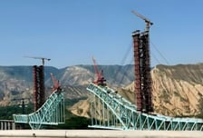 "원가 뻥튀기, 불량나사 썼다" 中철도 교량 10초만에 붕괴...13명 사망