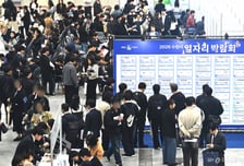 "고학력 여성·고령층·AI에게 밀렸다"...청년 남성, 경제활동 '뚝'