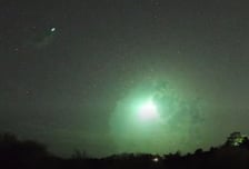 UFO 아니야?...밤 하늘 찢고 날아간 '초록빛 불덩이'