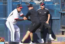 [포토] 치리노스 '통역이 휴식을 취할 때'