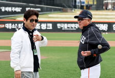 [포토] '오늘 삼성전 어떨까요?' 김경문 감독과 이야기 나누는 김용국 해설위원