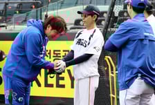 [포토] '김재걸 코치에 폴더인사' 강민호