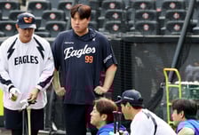 [포토] '베테랑은 베테랑끼리 통하지' 류현진과 강민호