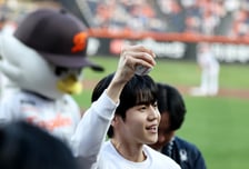 [포토] '내가 봐도 놀라운 시구였습니다' 한화-삼성전 시구나선 양요섭