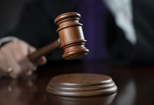 한밤 도로에 누운 노인 치어 사망…합의금 2억에도 '유죄', 왜?