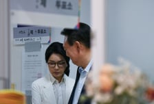 279일 만에 법정대면… 尹 '미소' 金 '외면'