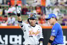 [포토] '1회말 2루타 출루' 문현빈