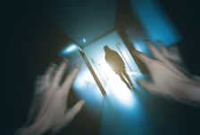 1원씩 보내며 "성폭행 당한 거 알린다"…15세 52차례 협박한 20대