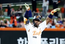 [포토] '3회말 2루타로 포문 연' 페라자