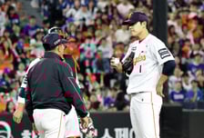 [포토] '5회초 1사 1,3루 위기' 문동주 다독이는 양상문 코치