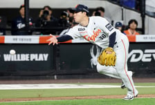 [포토] 만루에서 '홈으로 볼토스하는 김종수'