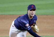 [포토] 박정민 '후회없이 뿌렸다'