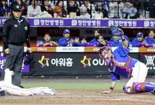 [포토] '어딜 파고드나?' 강민호