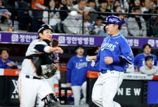 [포토] '2600안타 형우형 잡고'  타자도 잡는 최재훈