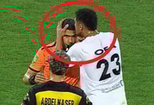 '맙소사' 주심에 '강제 뽀뽀' 후 적반하장... 분노한 심판 "살벌 눈빛" 살라 친정팀서 '역대급 기행'