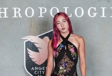 "래퍼인줄 알았는데 日 여자 국대라니" 파격 노출한 채 축구장 등장... 축구계 '레이디 가가' 맞네