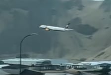 "비행기 왜 저래" 지붕 위 아찔 저공비행…알고보니 기장의 '셀프 은퇴 선물'