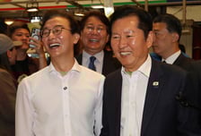 [현장+]"부산 잘살게 해주이소"...정청래·전재수 "이런 환대 처음이야"