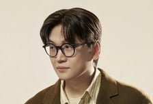 '성범죄 전과' 황석희, 뮤지컬 '겨울왕국' 번역 하차