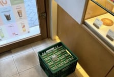 우유 배달부에 "냉장고 넣어줘" 갑질…카페 사장 "나보다 바빠?"