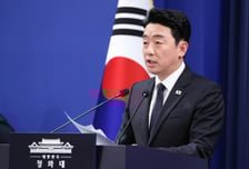 [속보]강훈식 "석유 최고가격제 시행은 계속…가격이 문제, 토론 중"