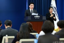 [속보]강훈식 "유럽, 17일 호르무즈 통항 화상회의…정부도 공유받고 참석 검토 중"