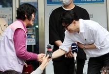 "부산서 오래 살 거야" 한동훈, 전재수 향해선 "까르띠에 받았네"