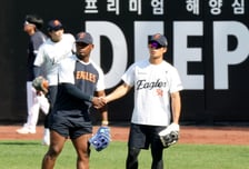 [포토] 페라자와 난 동업자 '외야수비훈련' 오재원