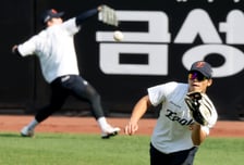 [포토] 삼성전 앞두고 '외야수비훈련' 오재원