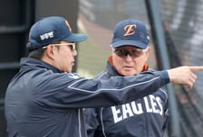 [포토] 이지풍 트레이닝코치와 이야기나누는 김경문 감독