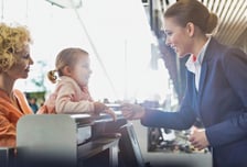 기내서 뜨거운 차 쏟아져…"8세 딸 영구 흉터, 1억 달라" 부모 소송