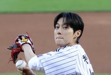 [포토] 윤두준 시구, 천성호보다 빨랐다